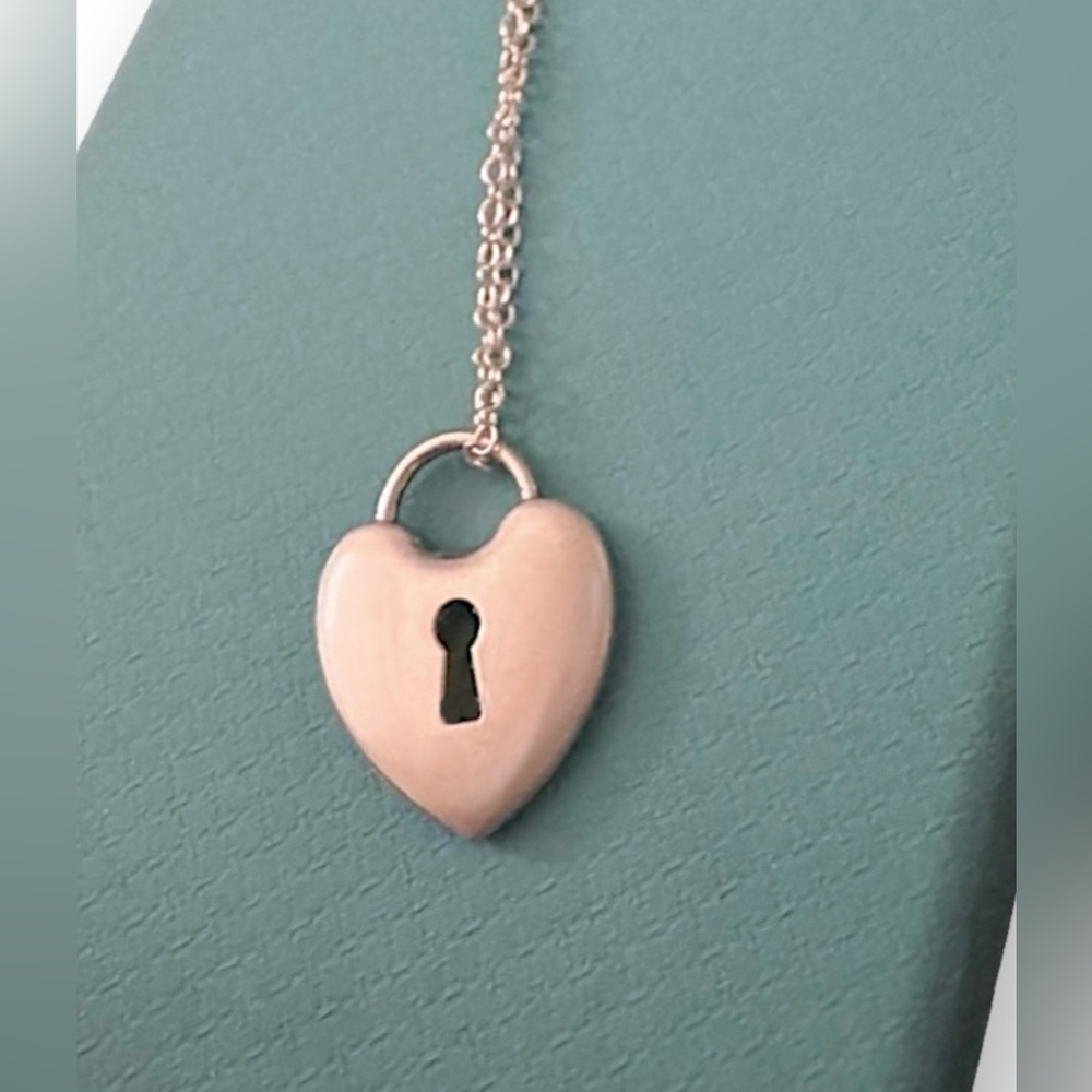 Tiffany & Co. Vintage 925 Ster. Silver Medium Keyhole Heart Lock Necklace 22mm - Picture 7 of 8